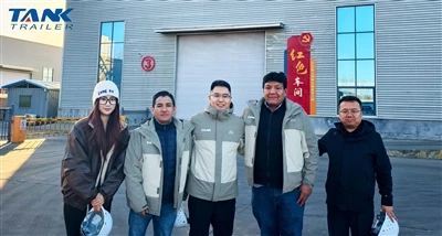 Un cliente boliviano visita lo stabilimento TANK per-una discussione approfon...